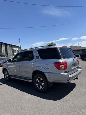 2004 Toyota Sequoia SR5 4WD photo 3