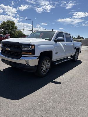 2017 Chevrolet Silverado 1500 LT Crew Cab photo 1