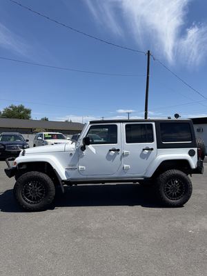 2013 Jeep Wrangler Unlimited Sahara photo 2