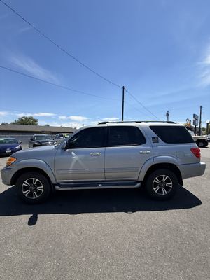 2004 Toyota Sequoia SR5 4WD photo 2